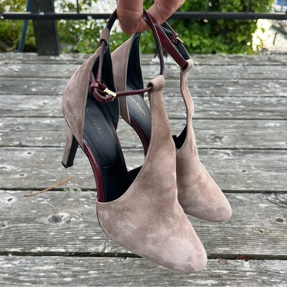 CALVIN KLEIN TAUPE SUEDE HEELS SIZE 8 - Picture 2 of 8